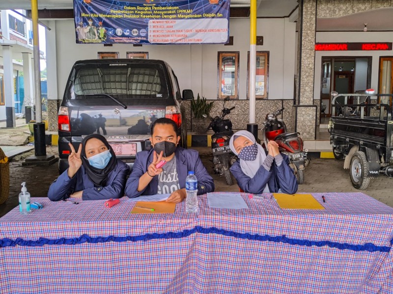 Mahasiswa UIN Bandung yang sedang KKN