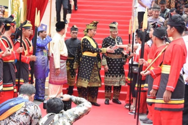 Presiden Jokowi Terima Gelar dari LAM Riau, Bupati Amril Mukminin Ucapkan Tahniah