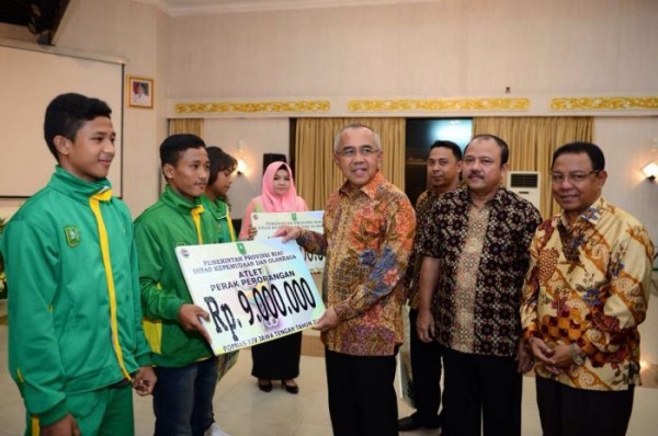 Gubernur Riau Andi Rachman Berikan Bonus Kepada Altet Berpretasi