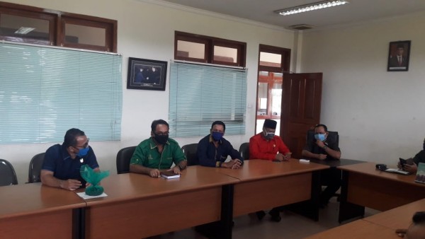 Zulhendri Wakil Ketua  l DPRD Kuansing Kunjungi Lokasi Posko Di Desa Perhentian Sungkai