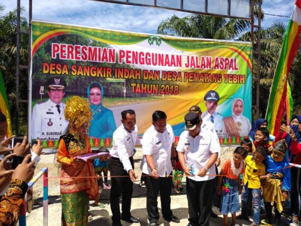 Bupati Rohul Resmikan 3,2 Kilometer Jalan Aspal