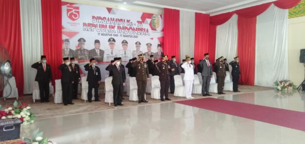 Bupati Kabupaten Kuantan Singingi H Mursini Pimpin Upacara Bendera HUT Kemerdekaan RI 75