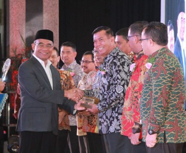 Wako Pekanbaru Terima Penghargaan Anugerah Kihajar 2017 Dari Mendikbud