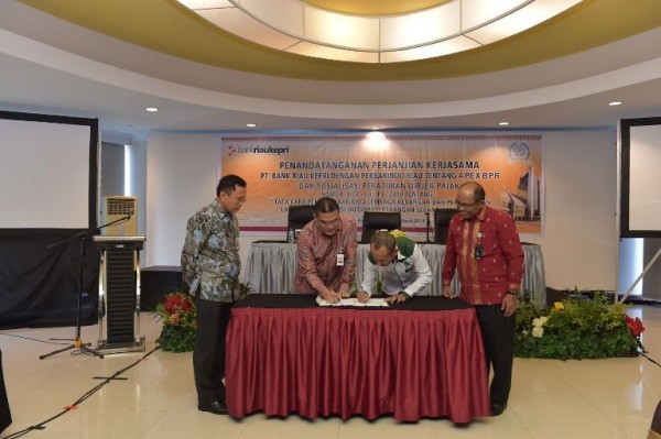 Bank Riau Kepri Teken MOU Dengan Perbarindo Riau