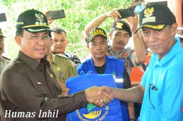 Bupati Inhil Serahkan Bantuan Korban Bencana Tanah Longsor Desa Sungai Nyiur, Tanah Merah