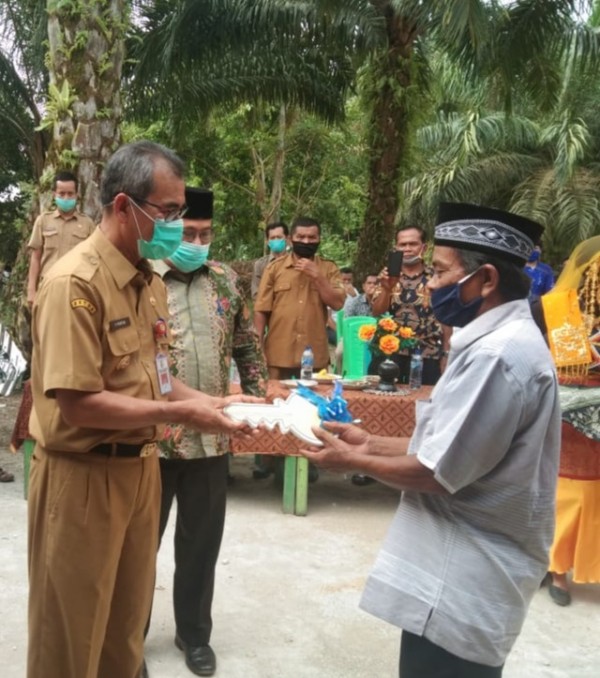 Bupati Kuansing Hadiri Penyerahan Rumah Layak Huni di Desa Geringging Baru Kecamatan Sentajo Raya