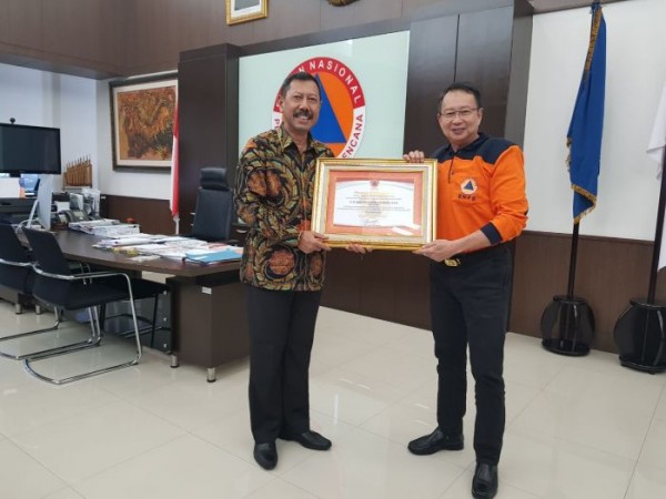 Dua Tahun Bebas Bencana Kabut Asap, Pemprov Riau Dihadiahi Penghargaan dari BNPB