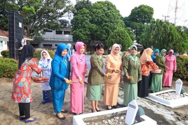 Peringati Hari Kartini, Organisasi Wanita Pemkab Labuhanbatu Ziarah ke Makam Pahlawan