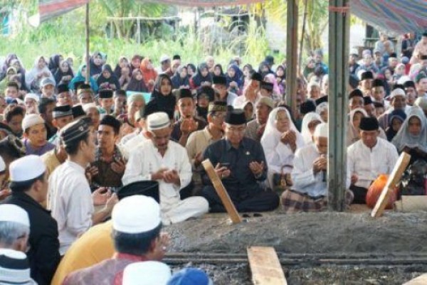 Bupati Ikut Shalat Jenazah dan Pemakaman Tokoh Agama dan Pendidikan di Kecamatan GAS