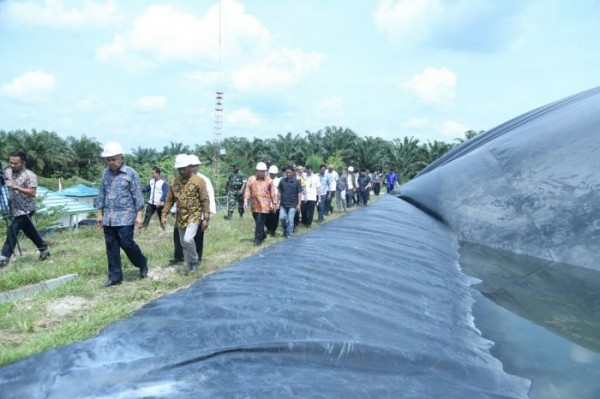 Gubri Tinjau Pembangkit Listrik Tenaga Biogas Rohul