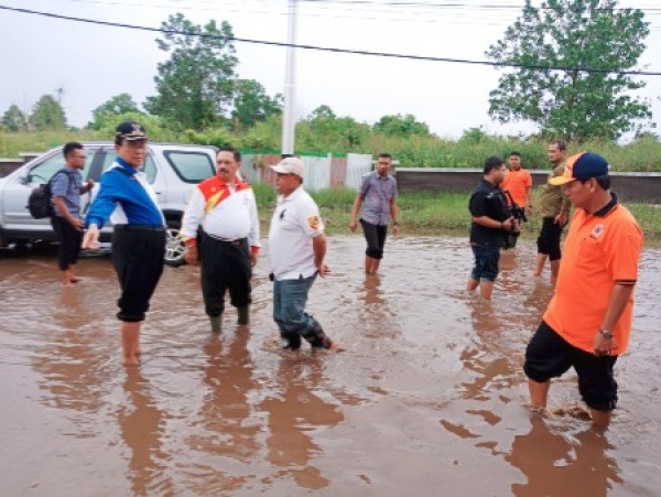 Bupati Inhil Tinjau Lokasi Banjir, Perintahkan OPD Terkait Untuk Carikan Solusi