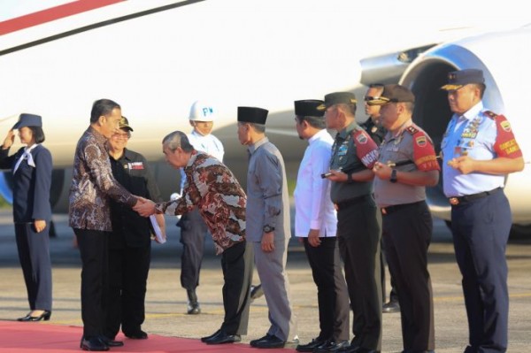 Disambut Gubernur Syamsuar, Presiden Jokowi Tiba di Pekanbaru 