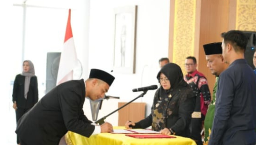 Afni Zulkifli Lantik 60 Pejabat Administrator dan Pengawas di Pemkab Siak