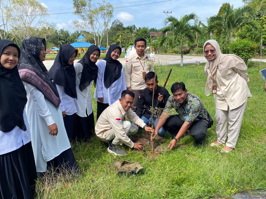 Aksi Penanaman Pohon Pasca Pelantikan KPPS di Desa Mentayan: Simbol Mengganti Kertas Logistik Pemilu