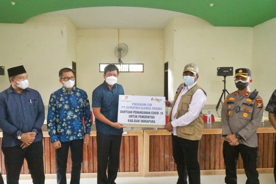 Alfedri Salurkan Bantuan Masker PT SGE ke Tiga Kampung di Kecamatan Sungai Apit
