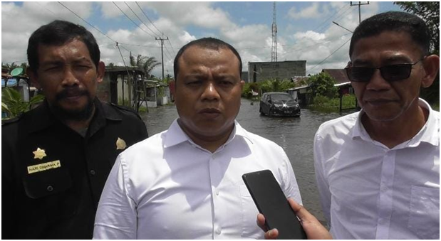 Anggota DPRD Rohil M. Syahpadri Tinjau Genangan Banjir di Jalan Pelabuhan Baru Bagansiapiapi