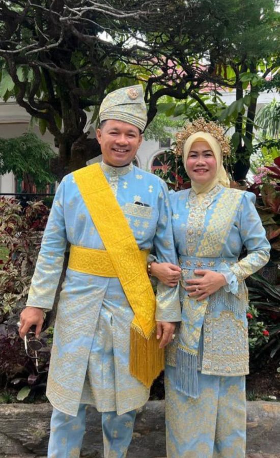 Anggun dan Berwibawa, Busana Melayu Wakil Bupati Husni Tamrin Bersama Istri Curi Perhatian di Kirab Budaya Helat Pelalawan ke-27