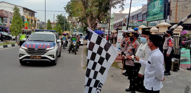 Bupati Alfedri Bersama Kapolres Siak Lepas Pasukan Pendistribusian Bansos Serentak TNI-Polri di Kecamatan Tualang