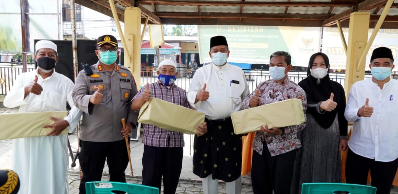 Bupati Alfedri Bersama Kapolres Siak Berikan Bantuan Masker ke Rumah Ibadah di Perawang Barat