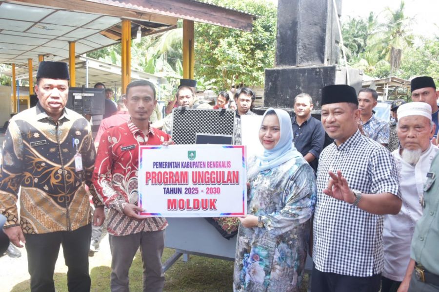 Tingkatkan Pelayanan Kependudukan, Bupati Bengkalis Serahkan MOLDUK Portable di Tualang Mandau