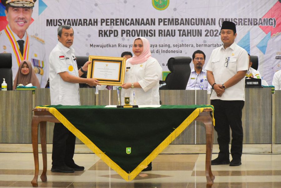 Bupati Bengkalis Terima Penghargaan Kategori Pembangunan Terbaik I Tingkat Provinsi Riau