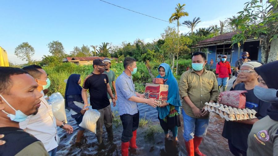 Bupati dan Wabup Rohil Kembali Bagikan Ratusan Paket Sembako Kepada Masyarakat Terdampak Banjir