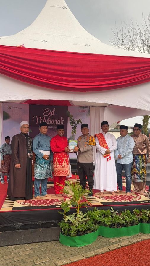 Bupati dan Wabup Sholat IED di lapangan Mini Soccer Pangkalan Kerinci