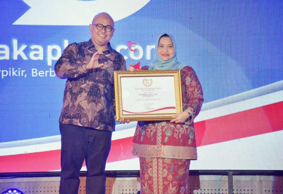 Bupati Kasmarni Terima Penghargaan Cakaplah Award
