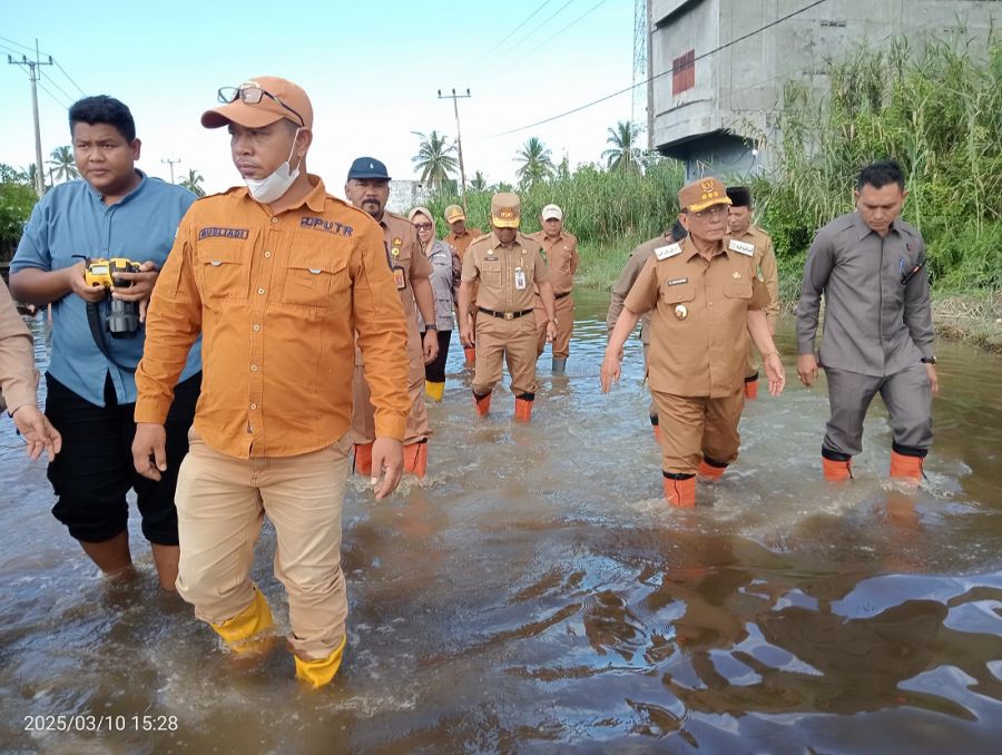 Bupati Rohil Tinjau Beberapa Ruas Jalan Terdampak Banjir dan Lumpur di Kota Bagansiapiapi