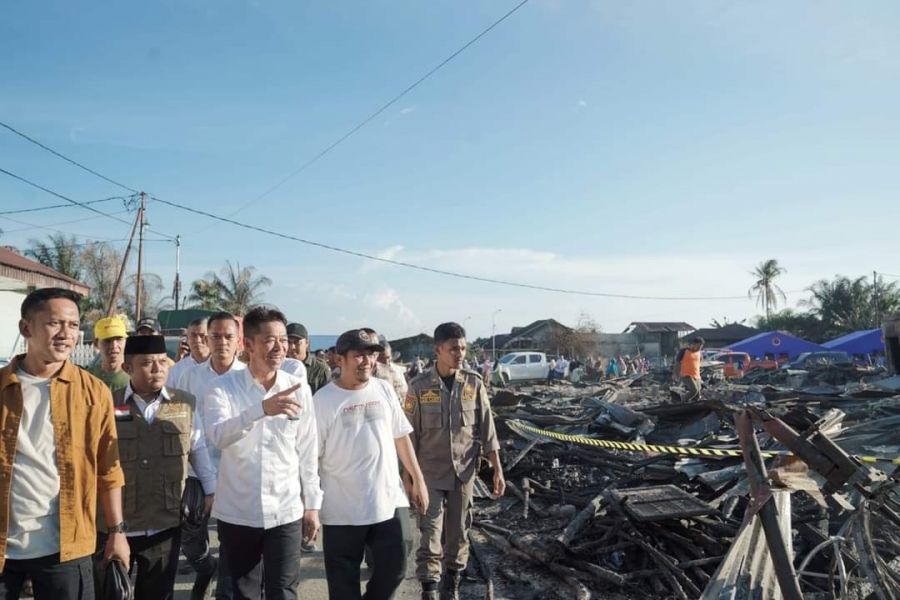 Bupati Rokan Hilir Berikan Bantuan Berupa Sembako Kepada Korban Rumah Kebakaran