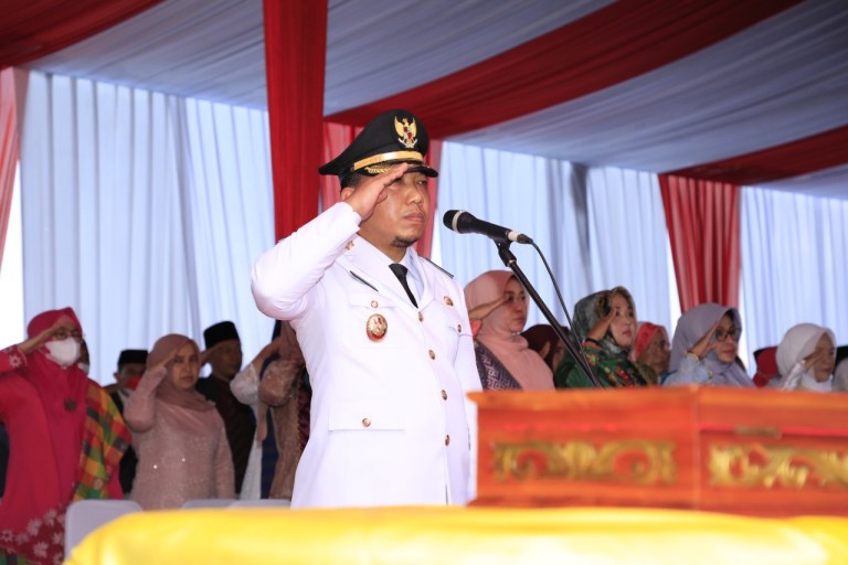 Didepan Istana Siak, Husni Merza Pimpin Upacara Penurunan Bendera Merah Putih HUT RI ke-77 Tahun 2022