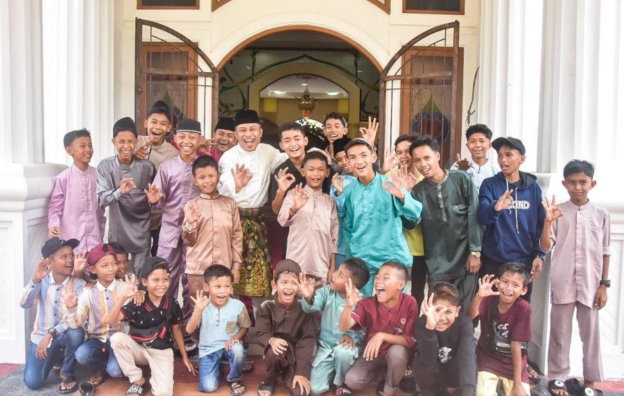 Lebaran Pertama, Wabup Bengkalis Terima Kunjungan Silaturahmi Masyarakat