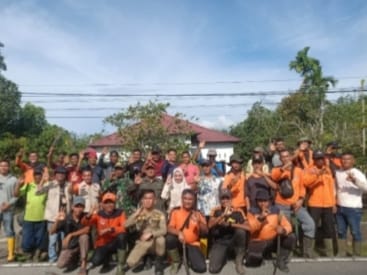 Pemdes Senderak BPBD Bengkalis Gotong Royong bersama Masyarakat Desa Senderak
