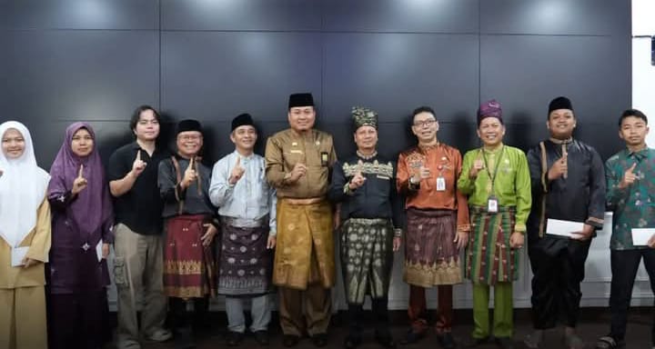 Pemkab Kuansing Serahkan Bonus Kepada Kapilah Berprestasi MTQ Riau XLIV