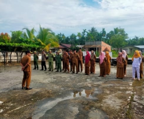 Prangkat Desa Teluk Pambang Sebelum Mulai Bekerja Ikuti Apel Rutin Di Halaman Kantor 