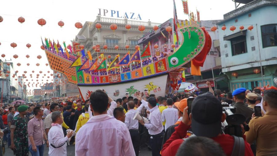 Ribuan Wisatawan Padati Festival Bakar Tongkang di Rokan Hilir 