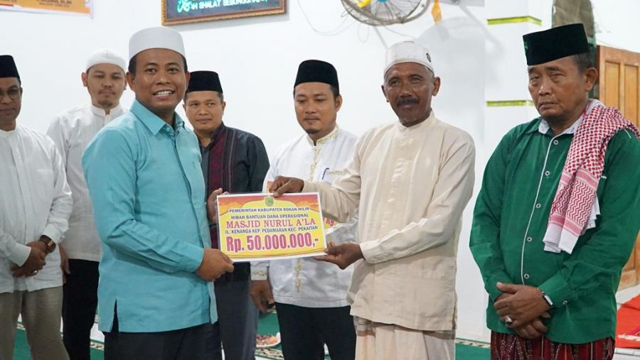 Safari Ramadhan di Masjid Jami’ Baitul Akbar Pekaitan, Wabup Rohil Serahkan Berbagai Bantuan