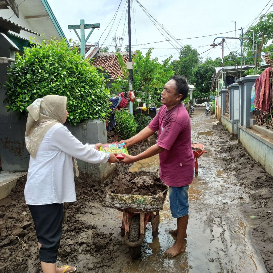 Salurkan CSR, SGN PG Wonolangan Salurkan Bantuan untuk Korban Banjir Dringu Probolinggo