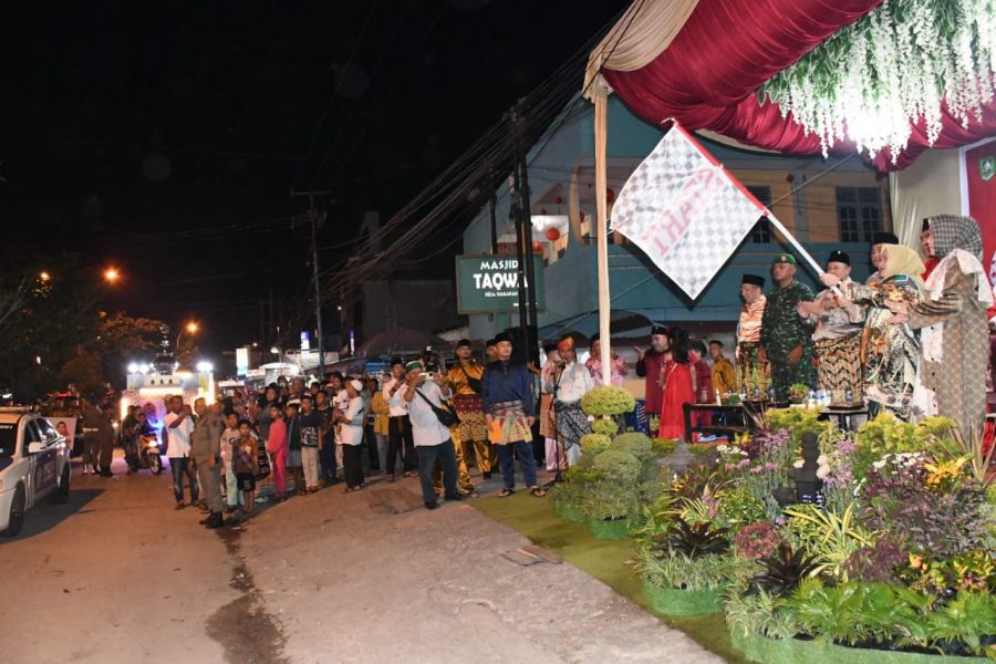 Sambut Hari Kemenangan, Bupati Bengkalis Berbaur Bersama Masyarakat Lepas Peserta Pawai Takbir Idul