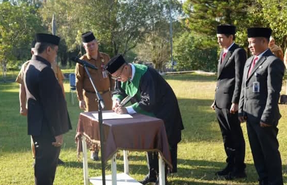Sekda Kuansing Lantik Dua Pejabat Administrator, Tekankan Profesionalisme dan Integritas ASN