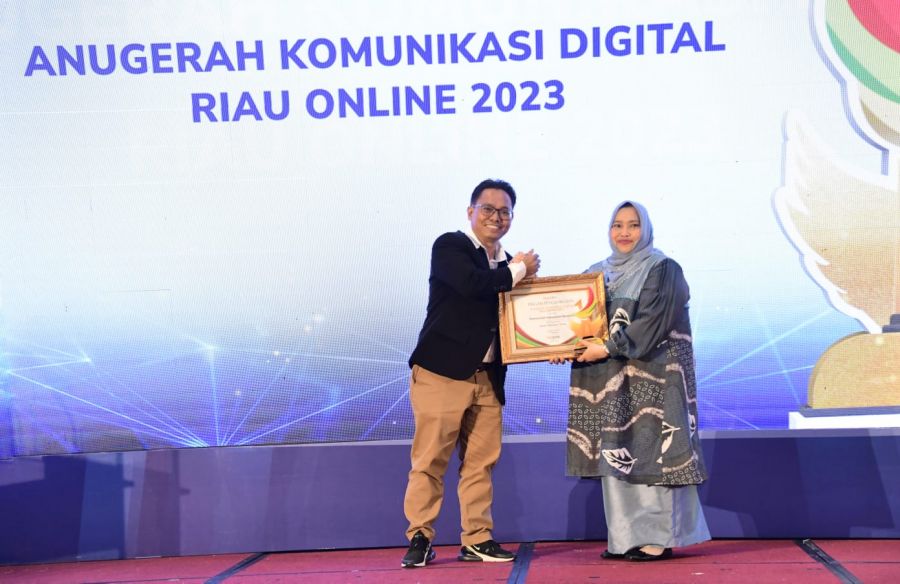 Sukses Berikan Inovasi Pelayanan Terbaik, Bupati Kasmarni Terima Penghargaan dari Riau Online
