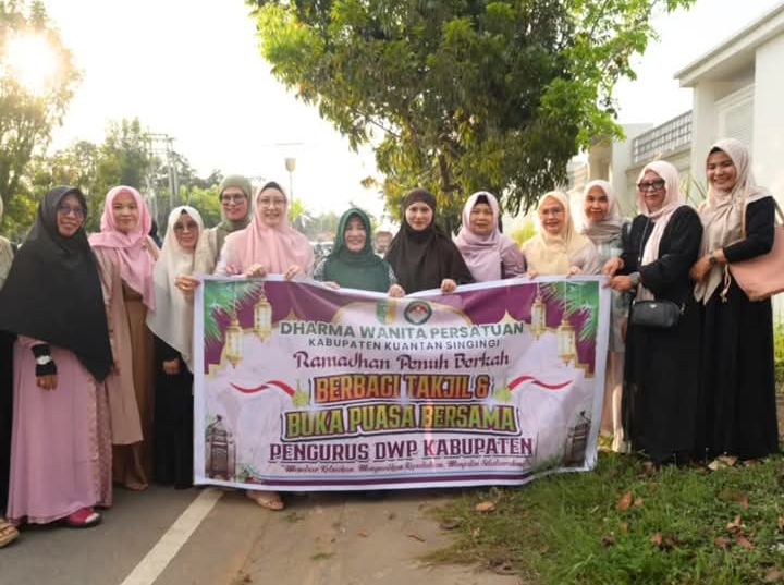 Tebar Kebaikan di Ramadhan, DWP Kuansing Bagikan 150 Paket Takjil kepada Masyarakat