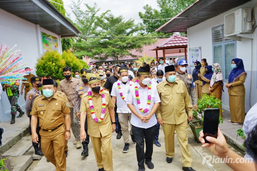 Tinjau Vaksinasi di Siak, Wamendes PDTT Janji Percepat Distribusi Vaksin ke Riau