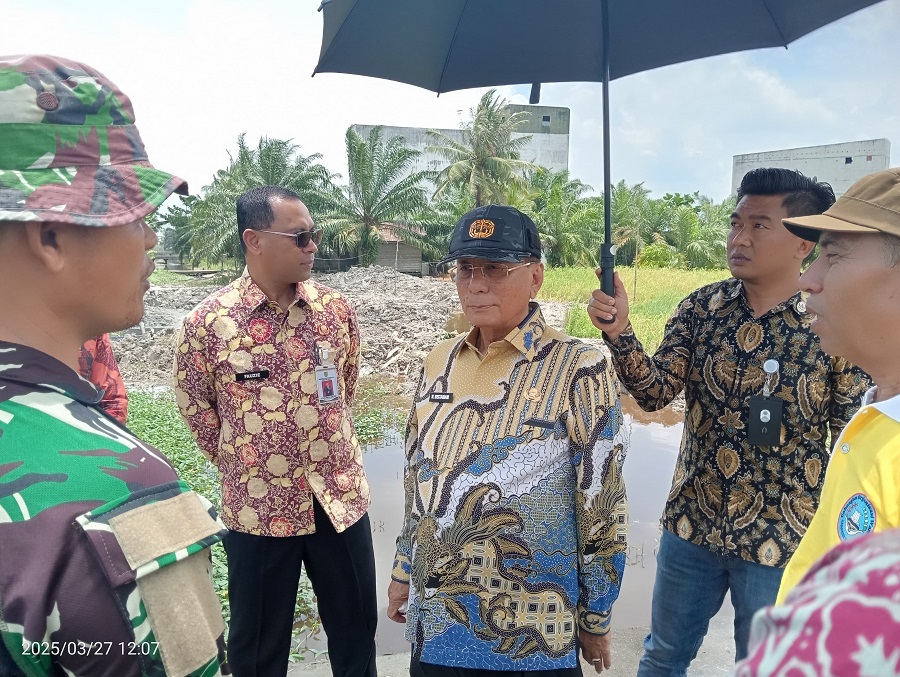 Upaya Atasi Banjir, Bupati Rohil Tinjau Tiga Titik Normalisasi Parit Pembuangan Air