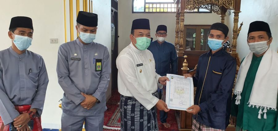 Usai Mengisi Khutbah Jumat, Wabup Siak Serahkan IMB Masjid Alfurqon Kwalian
