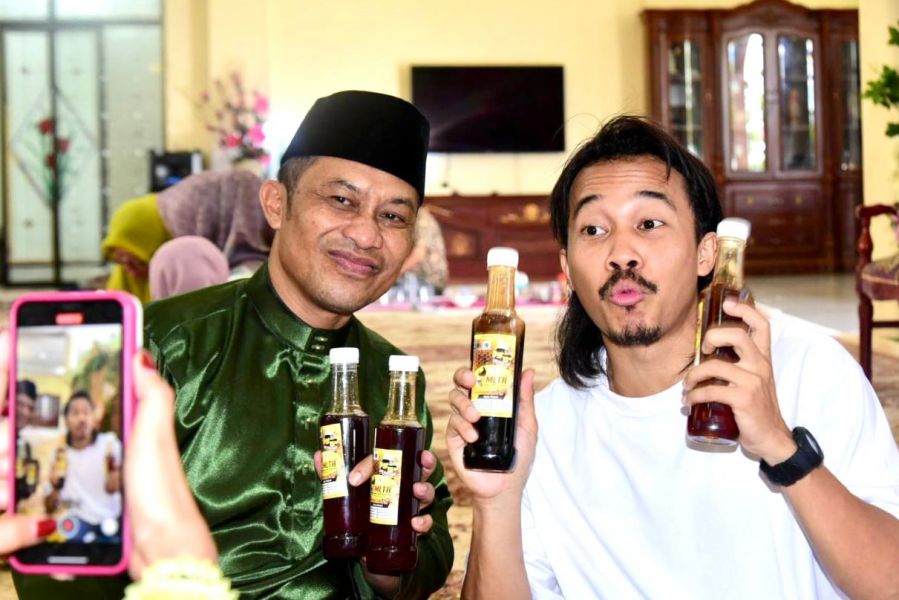 Wabup Bagus Santoso Dikunjungi Artis Viral saat Lebaran