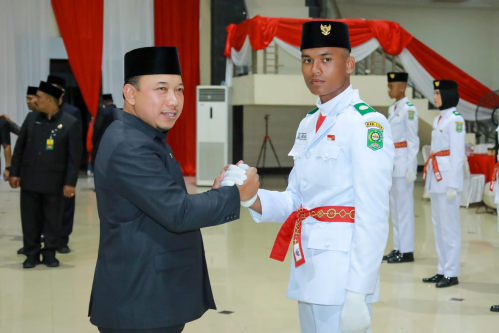 Wabup Husni Merza Kukuhkan 30 Paskibraka Kabupaten Siak