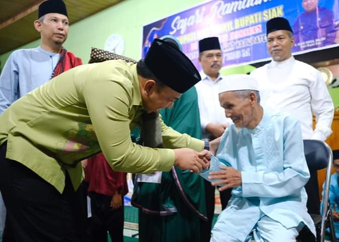 Wabup Siak Salurkan Bansos Di Kampung  Harapan pada Malam Terakhir Safari Ramadhan