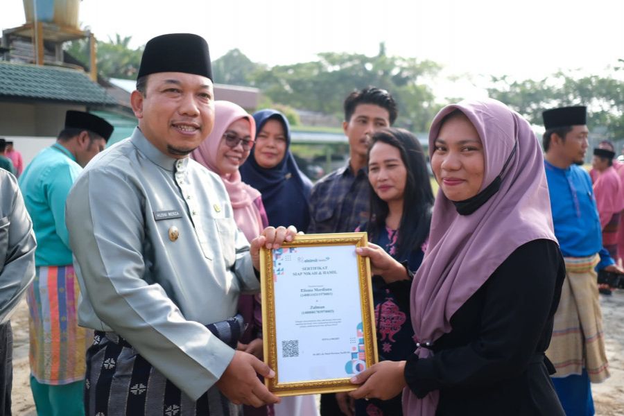 Wabup Siak Serakan Sertifikat Elsimil Calon Pengantin