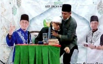Ustadz Zacky Mirza Pingsan saat Ceramah di Riau, Hampir Jatuh